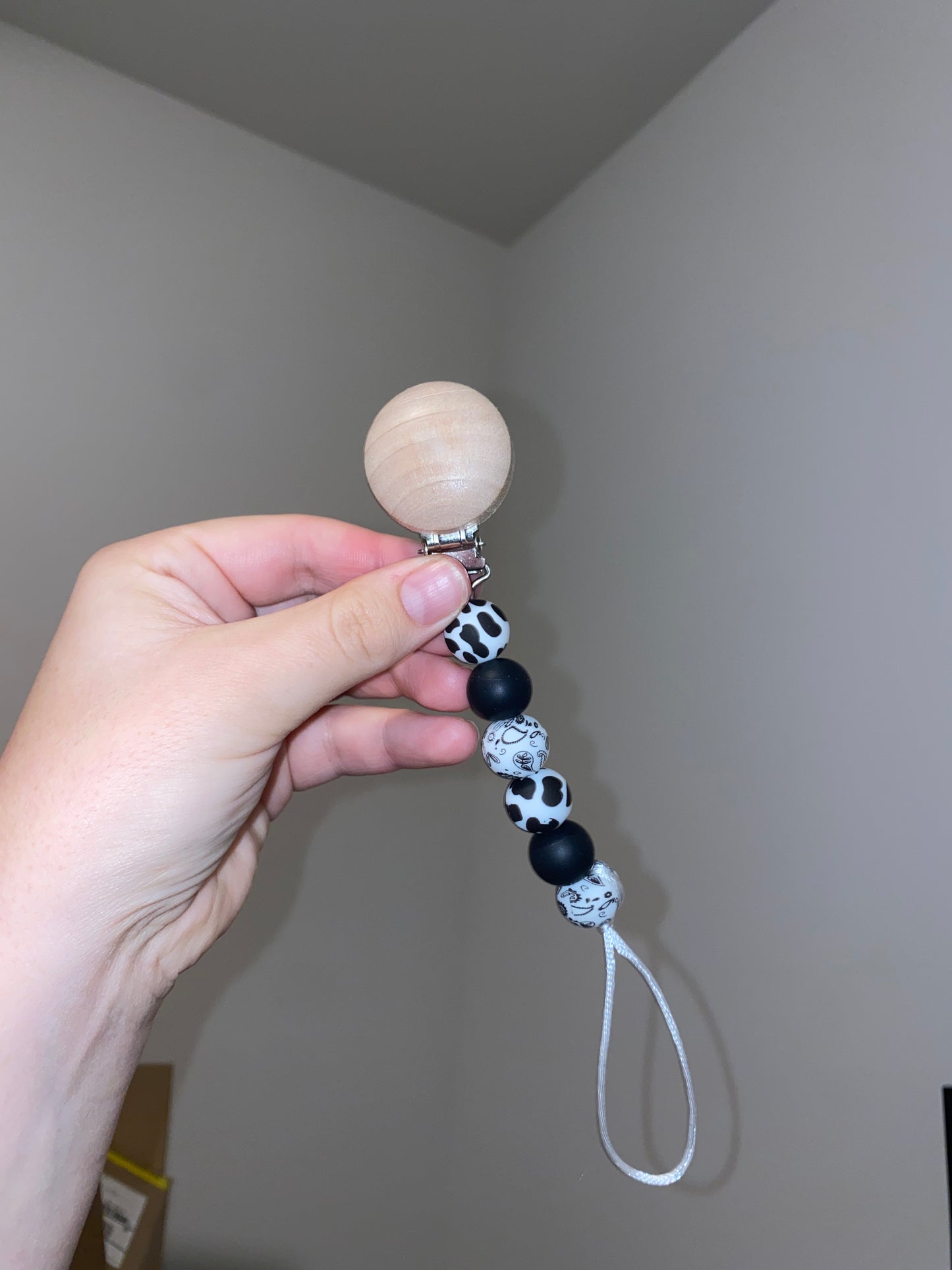Moody Hanki Pacifier Clip