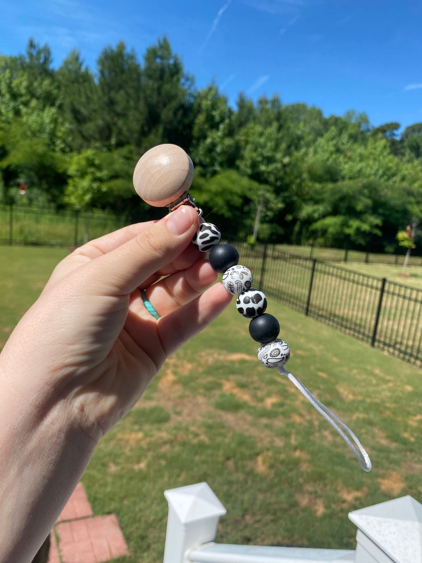 Moody Hanki Pacifier Clip